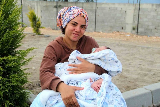 Depremden Sağ Çıkan 2 Aylık İkiz Bebek, Ailesine İkinci Mutluluğu Yaşattı