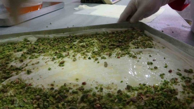 Diyarbakır’dan Çıkan ‘Karamelli Baklava’ Ve ‘Karamelli Kadayıf’ Masalarda Yerini Aldı