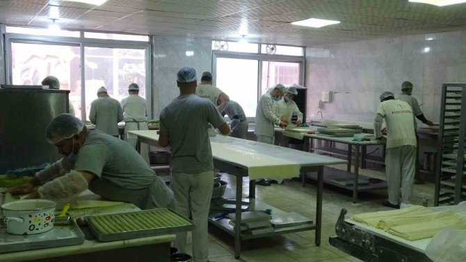 Diyarbakır’dan Çıkan ‘Karamelli Baklava’ Ve ‘Karamelli Kadayıf’ Masalarda Yerini Aldı