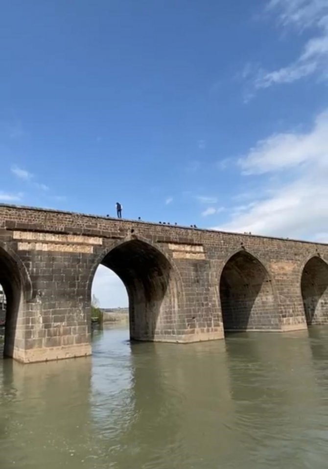 Tarihi Ongözlü Köprü’de Bir Genç Canını Hiçe Sayarak Halay Oynadı