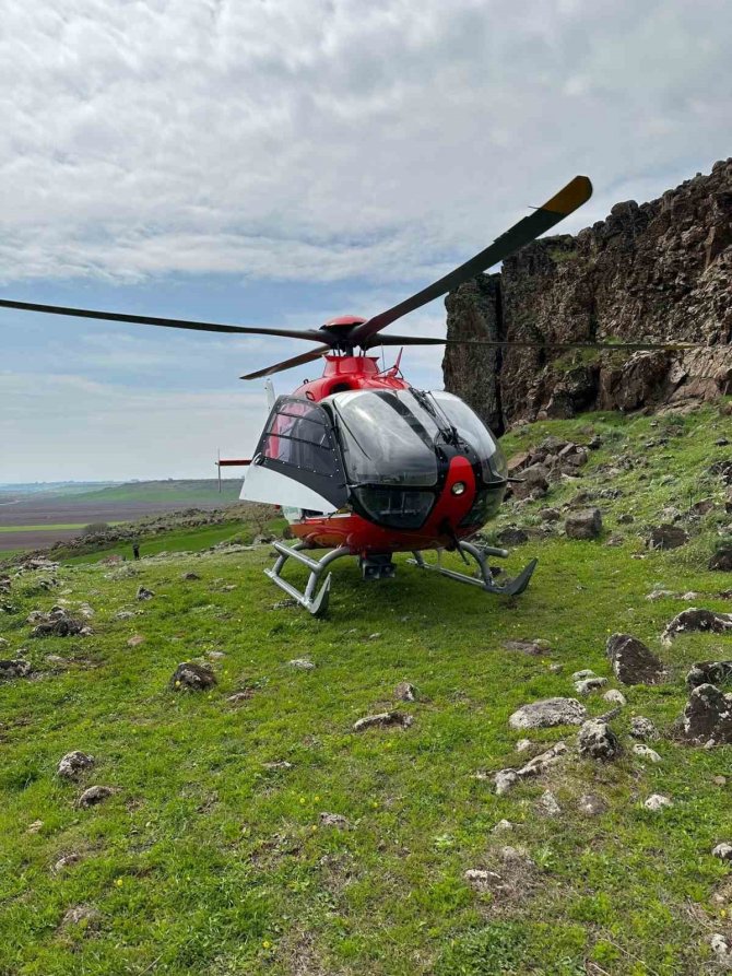 Diyarbakır’da Kayalıklardan Düşen Vatandaş Helikopter Ambulans İle Araziden Alındı
