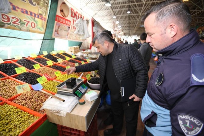 Bayraklı’da Zabıtadan Pazar Yerlerinde Tartı Denetimi