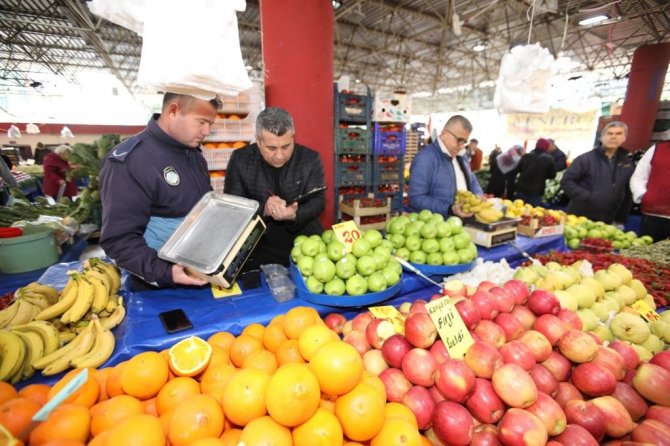 Bayraklı’da Zabıtadan Pazar Yerlerinde Tartı Denetimi