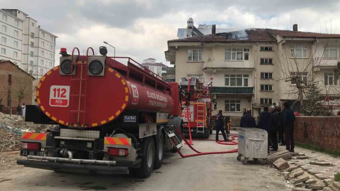 Elazığ’da Çatı Yangını, Büyümeden Söndürüldü