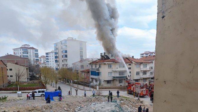 Elazığ’da Çatı Yangını, Büyümeden Söndürüldü