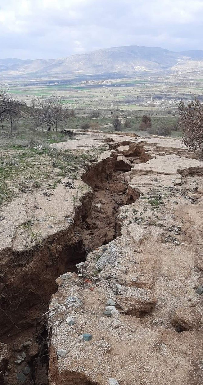 Elazığ’da Aşırı Yağışlar Sonrası Köy Yolu Yarıldı