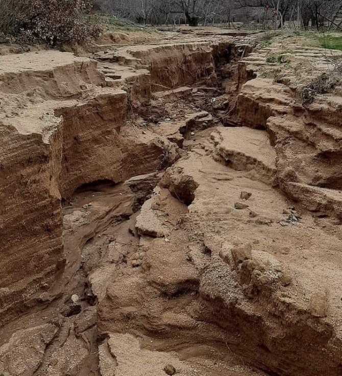 Elazığ’da Aşırı Yağışlar Sonrası Köy Yolu Yarıldı