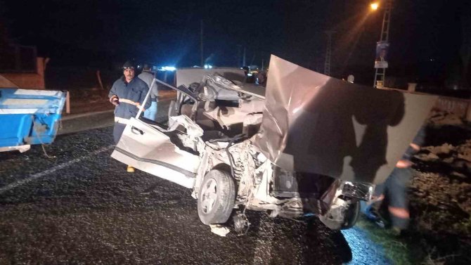 Elazığ’da Römorka Çarpan Otomobil Hurdaya Döndü: 2 Yaralı