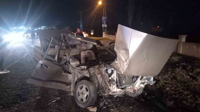 Elazığ’da Römorka Çarpan Otomobil Hurdaya Döndü: 2 Yaralı