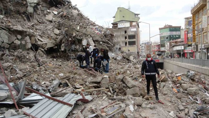 Depremde Yıkılan Binanın Enkazında Erkek Cesedi Bulundu