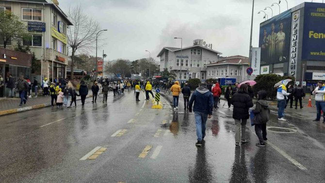 Fenerbahçeli Taraftarlar, Kadıköy’e Akın Etti