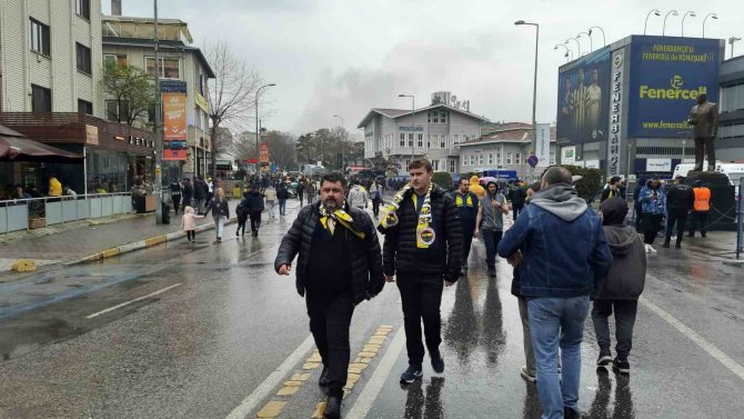 Fenerbahçeli Taraftarlar, Kadıköy’e Akın Etti
