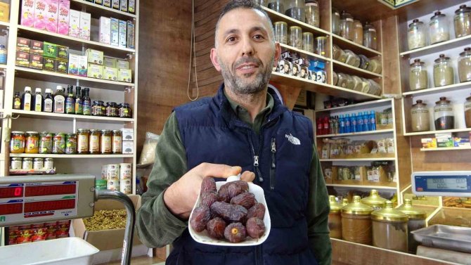 Hurma İftar Sofralarının Başköşesinde Yer Alıyor