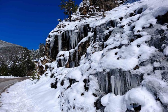 Gümüşhane’de Bahar Ayında Buzdan Şelaleler