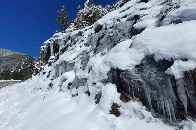 Gümüşhane’de Bahar Ayında Buzdan Şelaleler