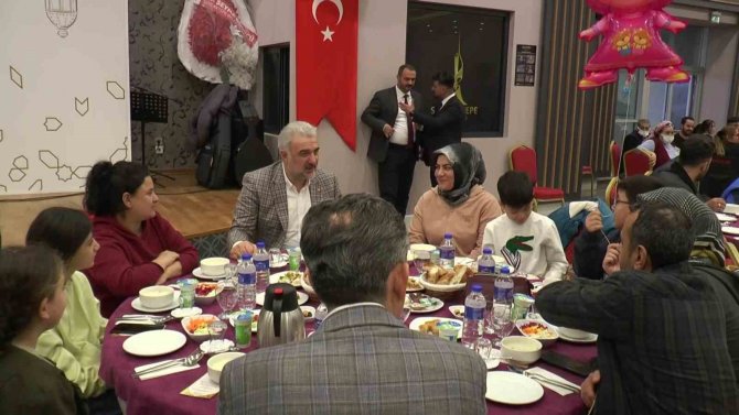 Sancaktepe’de Kalan Depremzede Vatandaşlar İftar Yemeğinde Misafir Edildi