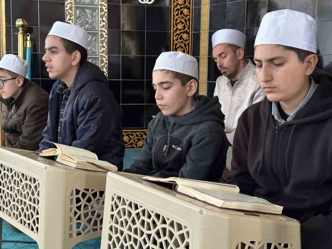 Elazığ’da 14 Asırlık Mukabele Geleneğini Genç Hafızlar Sürdürüyor