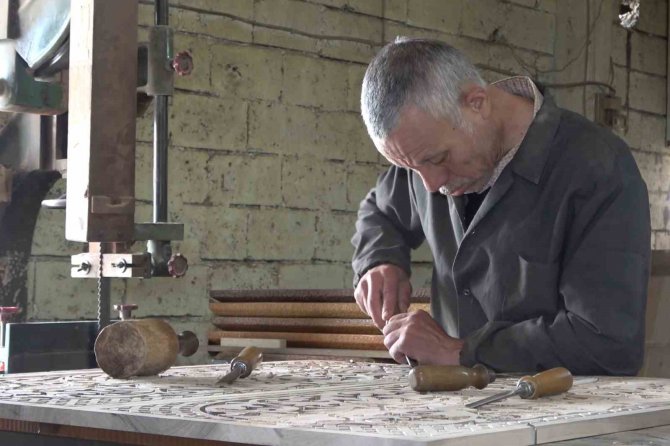 "Yiğit Düştüğü Yerden Kalkar" Dedi, İşinin Başına Geçti: Selçuklu Ve Osmanlı Motiflerini Ahşaba İşliyor