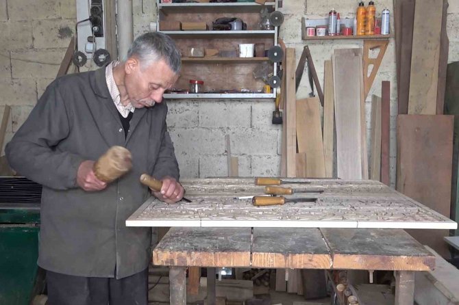 "Yiğit Düştüğü Yerden Kalkar" Dedi, İşinin Başına Geçti: Selçuklu Ve Osmanlı Motiflerini Ahşaba İşliyor