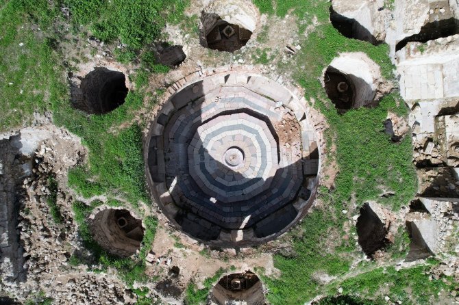 Deprem, Tarihi Hamamın Kubbe Pencerelerini Ortaya Çıkardı