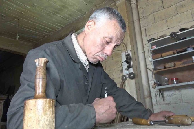 "Yiğit Düştüğü Yerden Kalkar" Dedi, İşinin Başına Geçti: Selçuklu Ve Osmanlı Motiflerini Ahşaba İşliyor