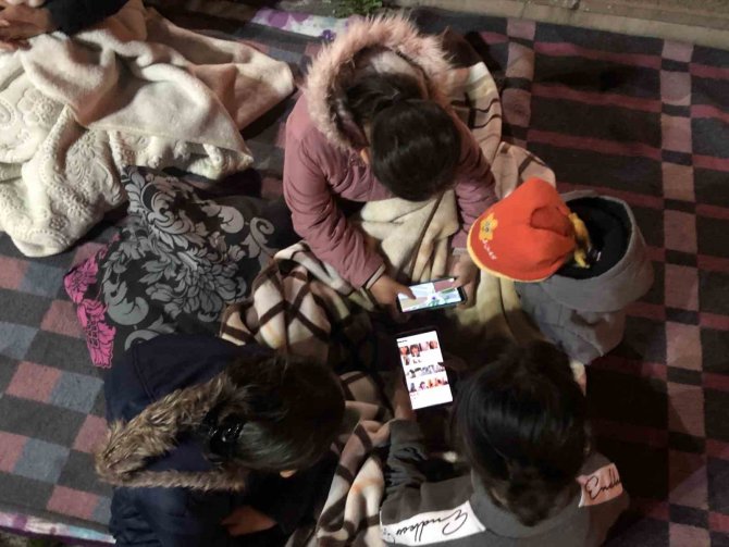Kastamonu’da Vatandaşlar Deprem Paniğiyle Geceyi Sokakta Geçiriyor