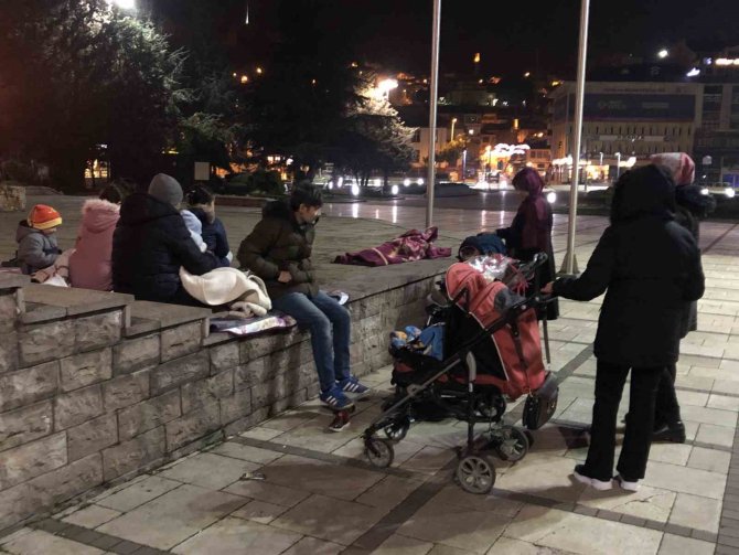 Kastamonu’da Vatandaşlar Deprem Paniğiyle Geceyi Sokakta Geçiriyor