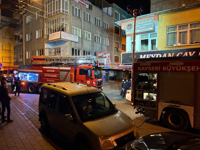 3 Katlı Binada Çıkan Yangın Söndürüldü