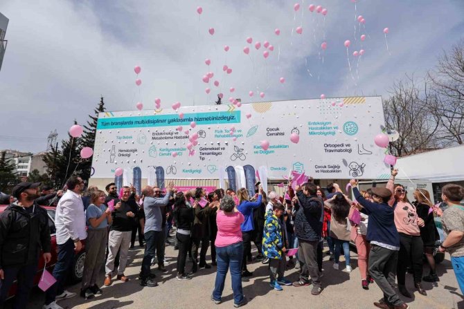 Klasik Otomobil Tutkunları Kanserde Erken Teşhise Dikkat Çekmek İçin Yola Çıktı