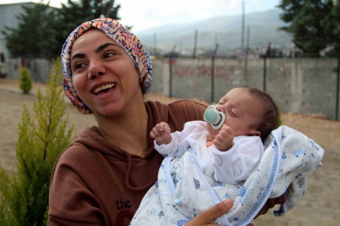 Depremden Sağ Çıkan 2 Aylık İkiz Bebek, Ailesine İkinci Mutluluğu Yaşattı