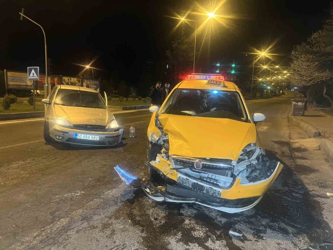 Nevşehir’de Ticari Taksi İle Otomobil Çarpıştı: 3 Yaralı