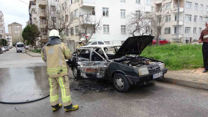 Kartal’da Park Halindeki Araç Alevlere Teslim Oldu