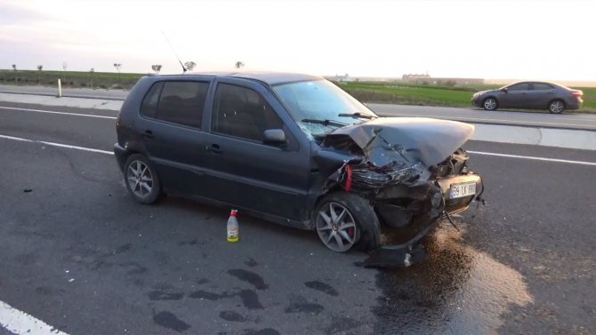 Park Halindeki Otomobile Çarptı: 4 Yaralı