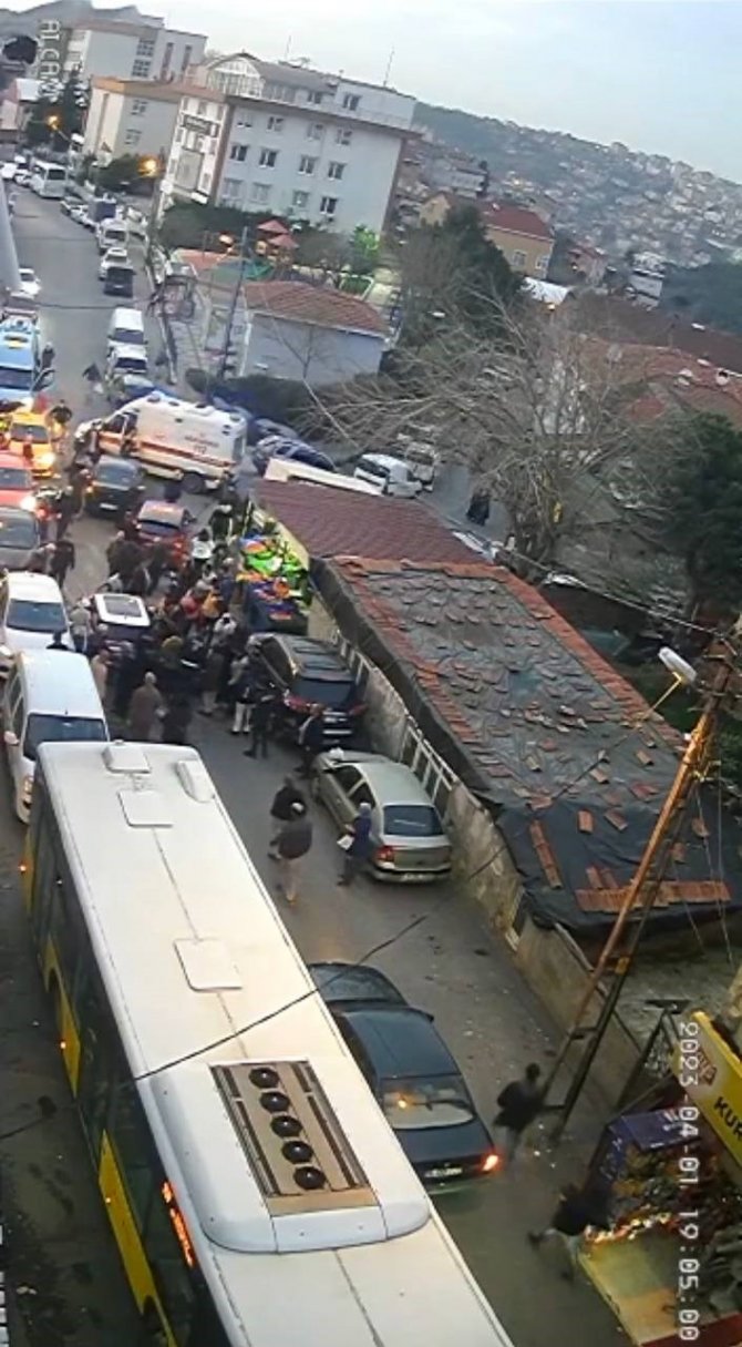Beykoz’da Vatandaşa İ̇ett Otobüsü Çarptı, Yakını Otomobil İle Kalabalığa Daldı
