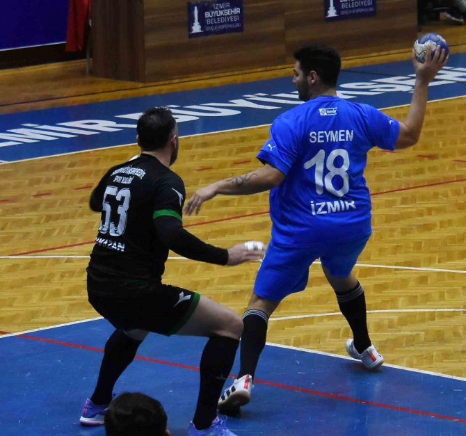 Sakarya’nın Hentbol Takımı İ̇zmir’den Galibiyetle Dönüyor