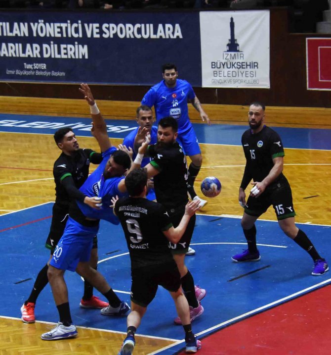 Sakarya’nın Hentbol Takımı İ̇zmir’den Galibiyetle Dönüyor