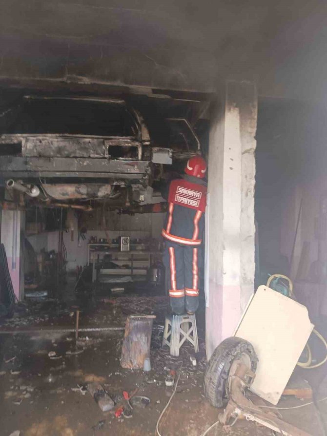 Tamire Getirilen Otomobile Kaynak Yapmak İstedi, Dükkanı Kül Oldu