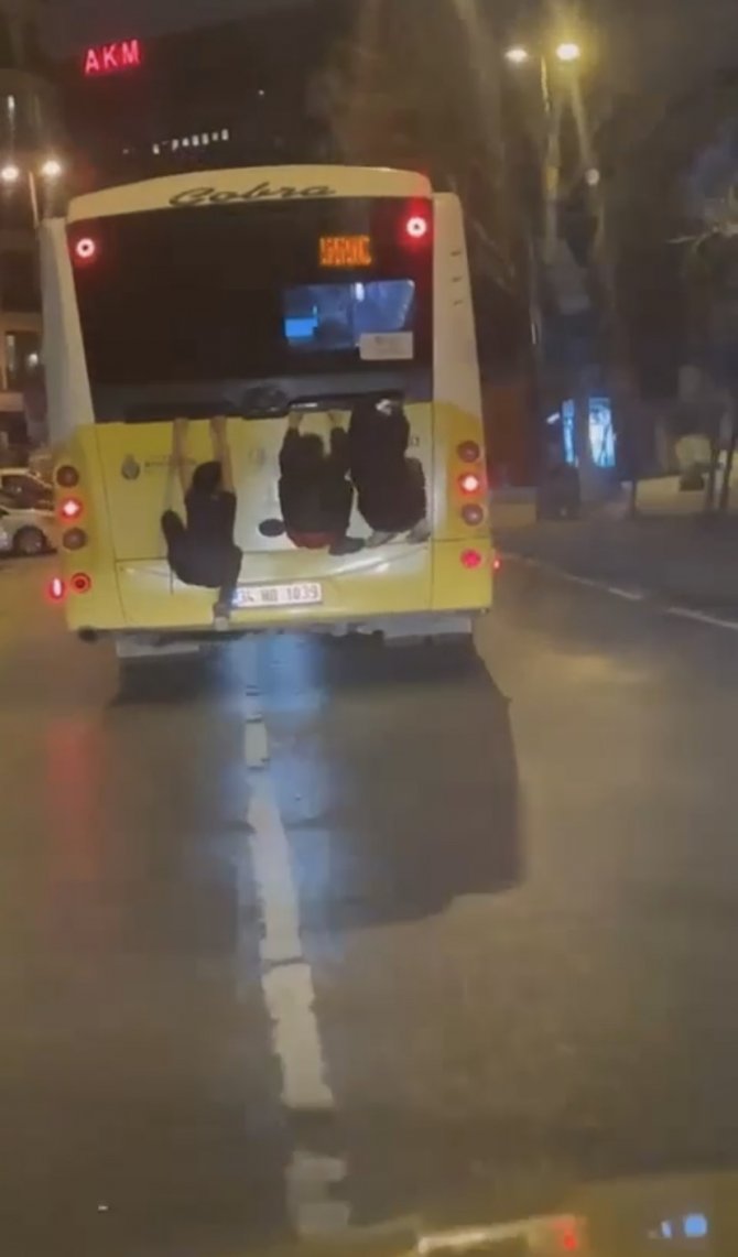 İ̇stanbul’da İ̇ett Otobüsünün Arkasında ’Örümcek Adam’ Yolculuğu Kamerada