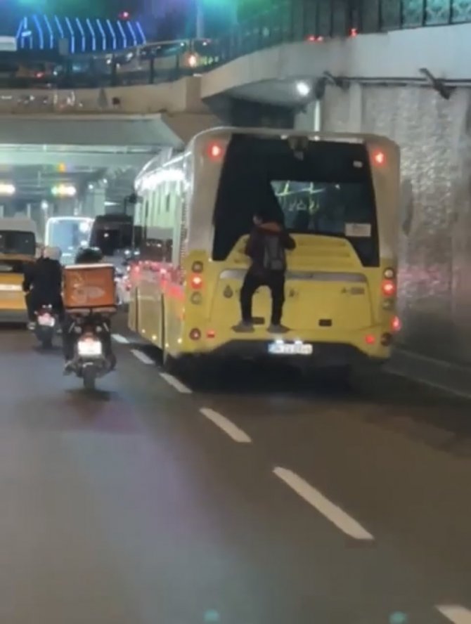 İ̇stanbul’da İ̇ett Otobüsünün Arkasında ’Örümcek Adam’ Yolculuğu Kamerada
