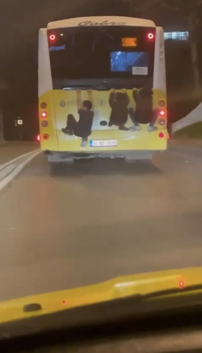 İ̇stanbul’da İ̇ett Otobüsünün Arkasında ’Örümcek Adam’ Yolculuğu Kamerada