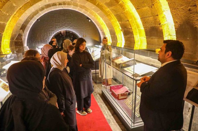 Kur’an Ayında Kur’an Sergisine Büyük İ̇lgi