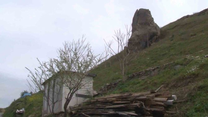 Maltepe’de Dev Kaya Kabusu, Parça Parça Düşüyor