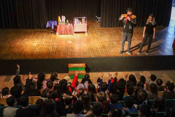 Yalova’da Çocuklar İllüzyon Gösterisi İle Eğlendi