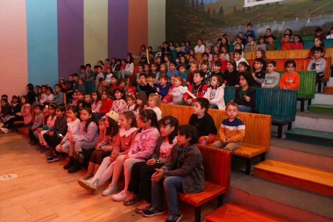 Yalova’da Çocuklar İllüzyon Gösterisi İle Eğlendi