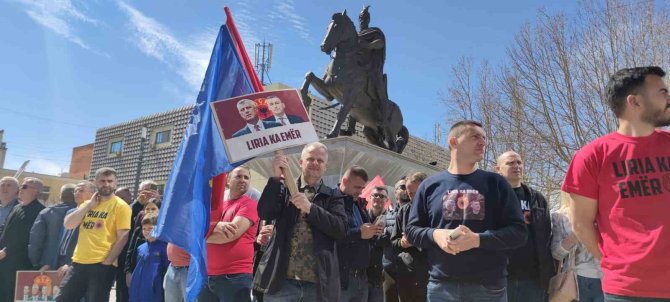 Kosova’da Eski Cumhurbaşkanı Thaçi İçin Destek Gösterisi