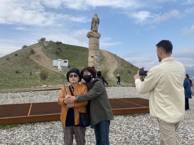 Güney Koreli Turistler Deprem Bölgesindeki Tarihi Alanları Gezdi