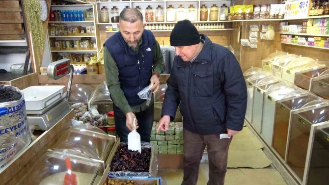 Hurma İftar Sofralarının Başköşesinde Yer Alıyor