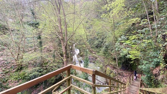 Şehre Beş Kilometre Mesafedeki Tabiat Anıtı İlgi Görüyor