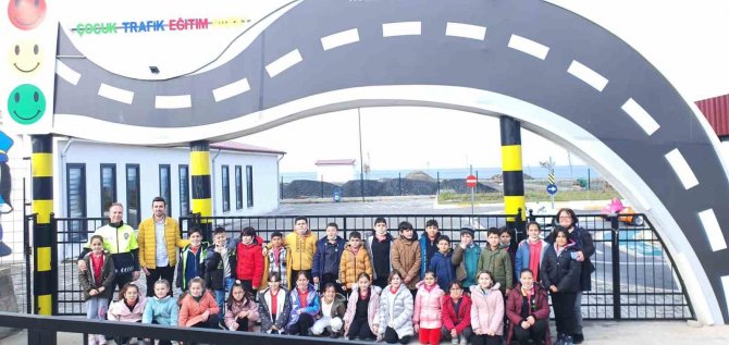 Çocuklar Trafik Kurallarını Öğreniyor