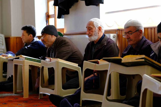 14 Asırlık Mukabele Geleneği Genç Hafızlara Emanet